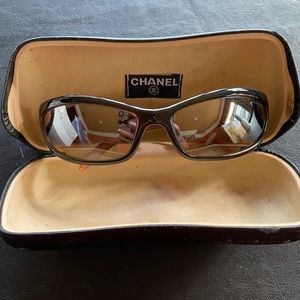 Chanel vintage sunglasses with case (2002)